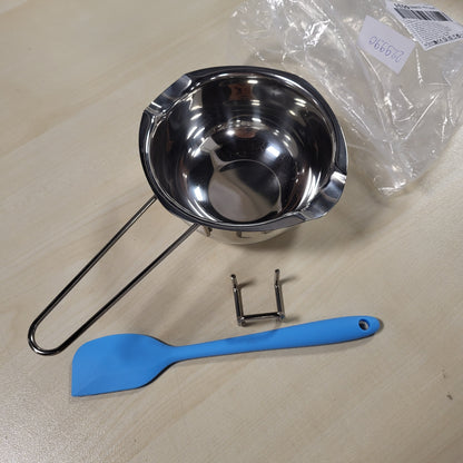 229990 - ENË SHKRIRËSE PREJ ÇELIKU INOX ME BOJLER TË DYFISHTË, 600 ML, ÇELIK INOX 304 ME SHPATULL BLU PËR PËRGATITJEN E ÇOKOLLATËS, KREMIT, GJALPIT, DYLLIT TË QIRINJVE, SHEQERIT DHE SAPUNIT.