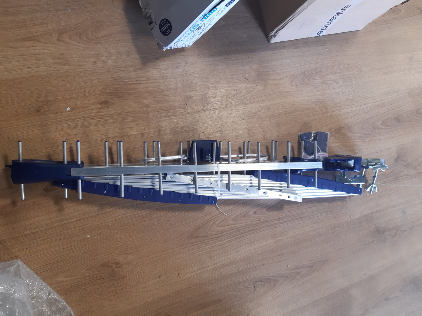 268242 - EDISION Antenë TALOS 18dB e Jashtme UHF Tri-band 21-48 MHz, Filtër 5G LTE, Frekuenca 470-694 MHz, Gjatësi 105 cm, Blu