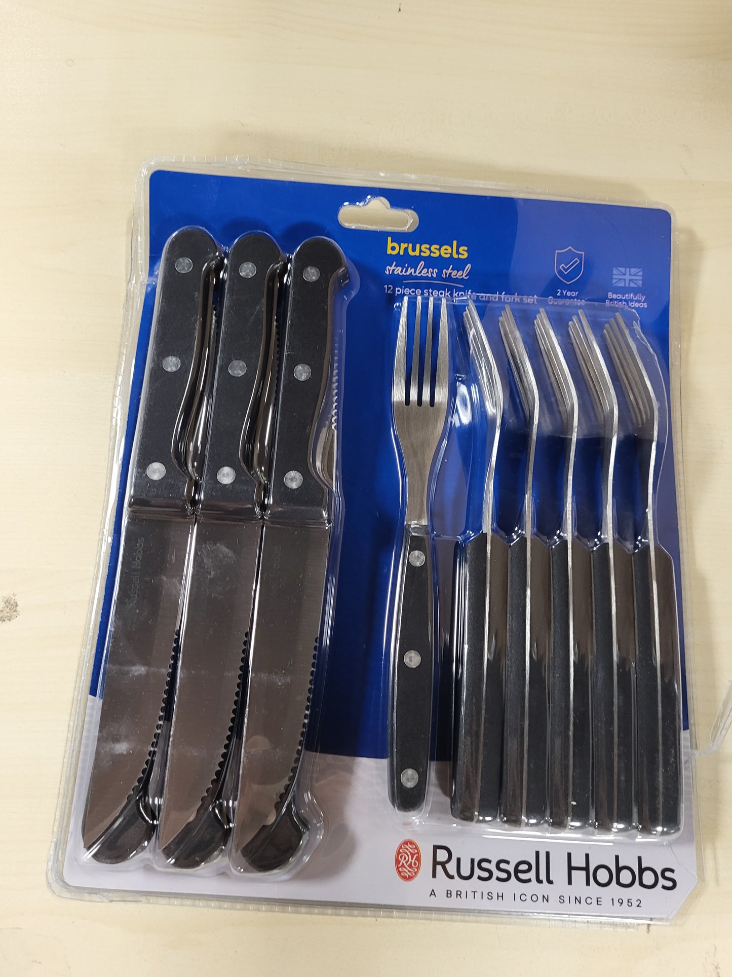 213501 - RUSSELL HOBBS Set thikash dhe pirunësh për biftek me 24 pjesë - Shërbim për 6, Thika dhe pirunj të mprehtë me tehe të dhëmbëzuara prej çeliku inox