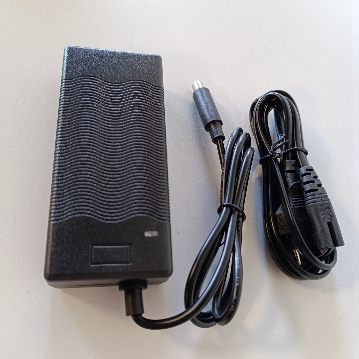 267108 - VOLOHAS Karikues për Xiaomi M365 / Segway Ninebot Max G30/G30LP/G2/G2D/ES1/ES2/E25/f20d/f30d/f40d, Adaptues 42V 2A