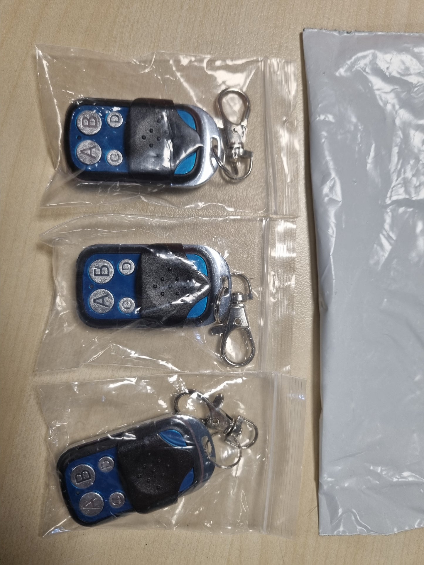 266923 - GC GLOBALCOMMERCE Kit me 3 telekomanda universale vetë-mësuese për porta automatike, 4 çelësa, frekuencë 433.92 MHz, e zezë