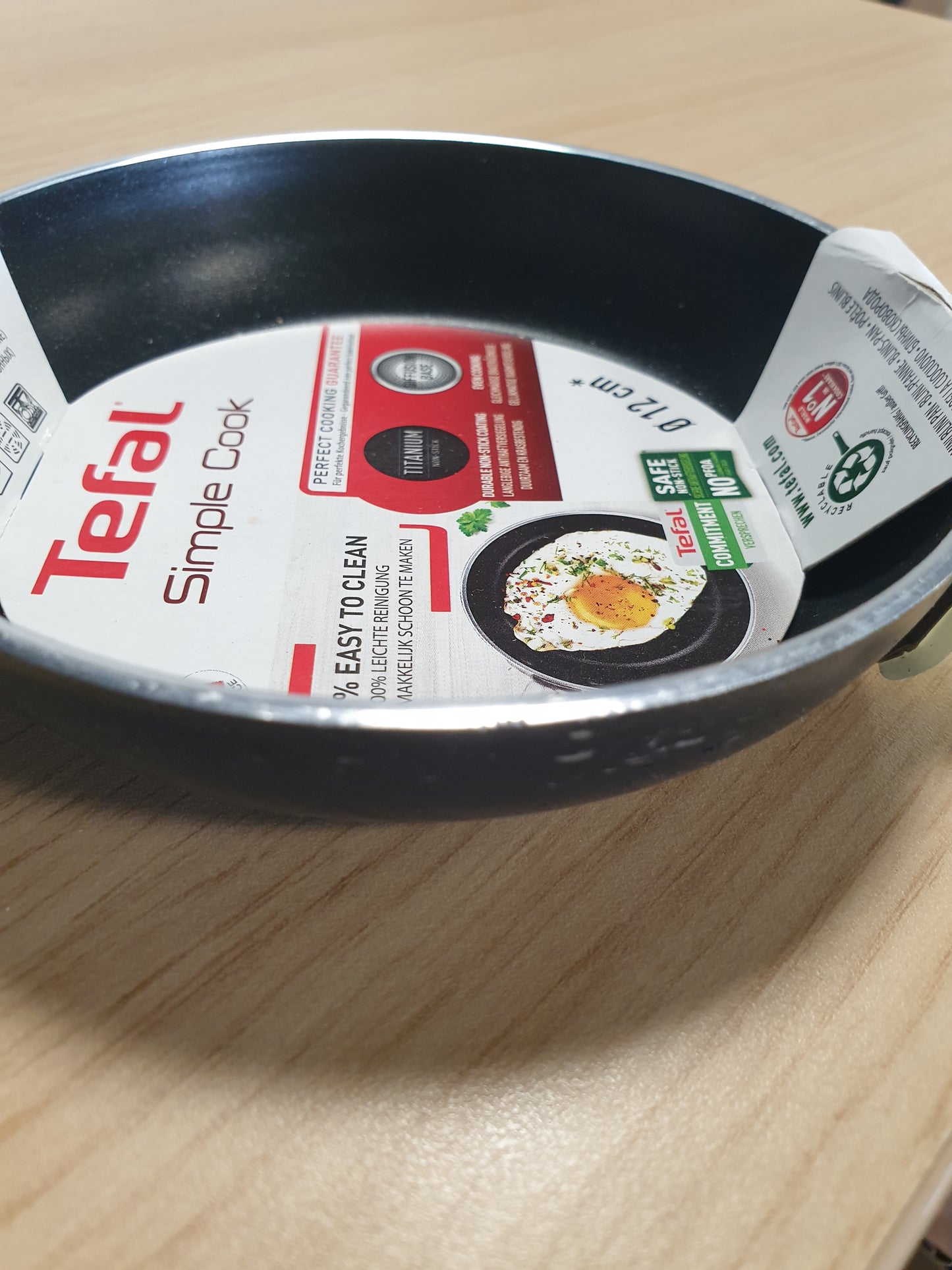 256881 - TEFAL Tigan mini B57000 Simple Cook 12 cm, shtresë jo ngjitëse, pastrim i lehtë, dorezë e fiksuar me thumba, sinjal termik, e zezë (jo e përshtatshme për soba me induksion)