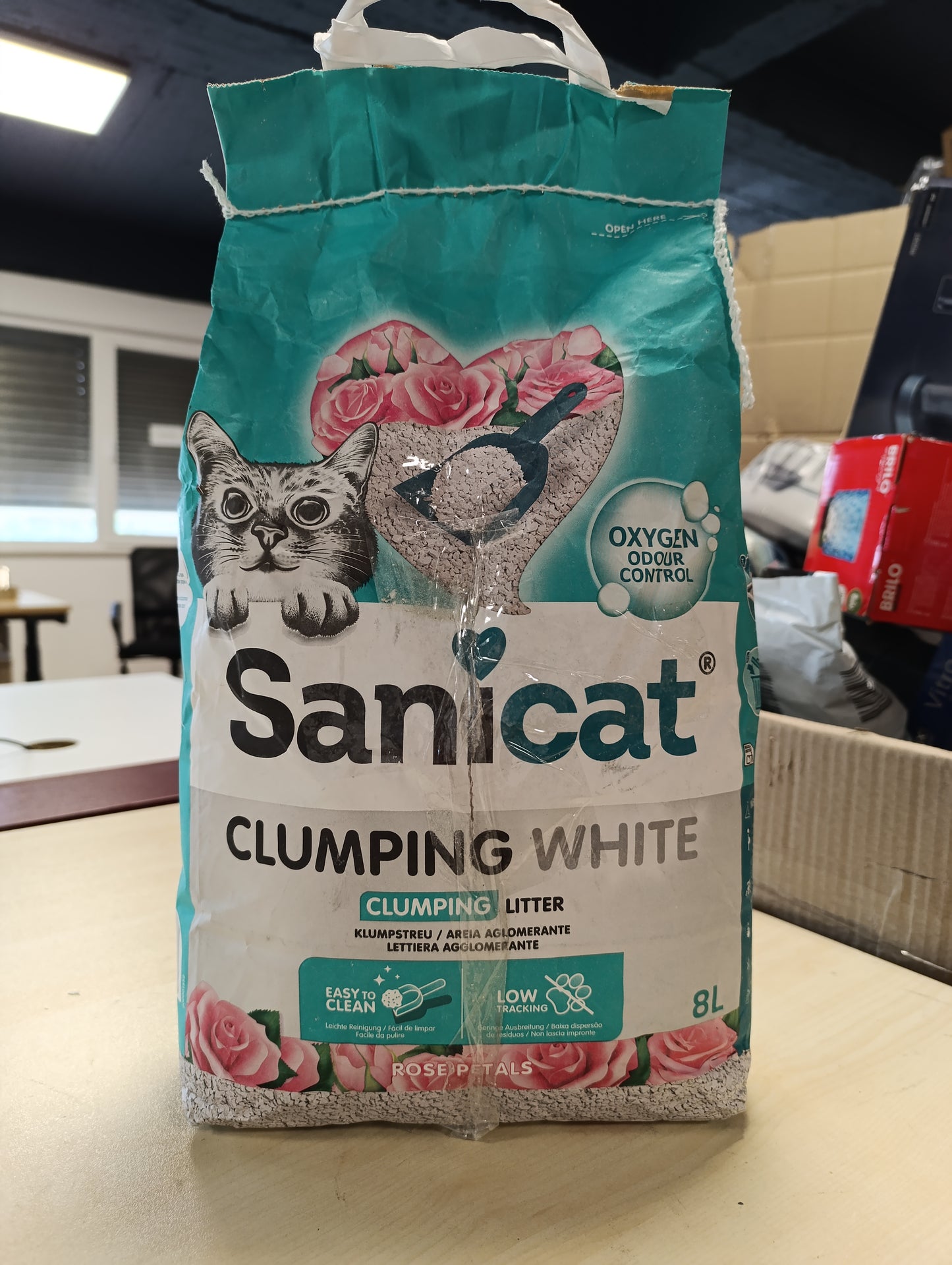 216129 - SANICAT Plehra e bardhë për macet me aromë trëndafili, kapacitet 8L