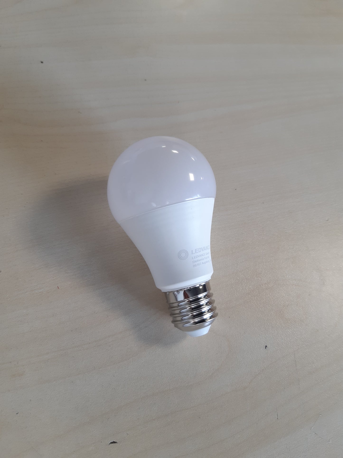 188296 - LEDVANCE SMART+ WIFI llambë LED, me ambjent të mbuluar, 9.5W, 1055lm, formë klasike, E27, dritë e bardhë e rregullueshme dhe e zbehtë, kontrollueshme me aplikacion ose me zë, jetëgjatësi deri në 20,000 orë