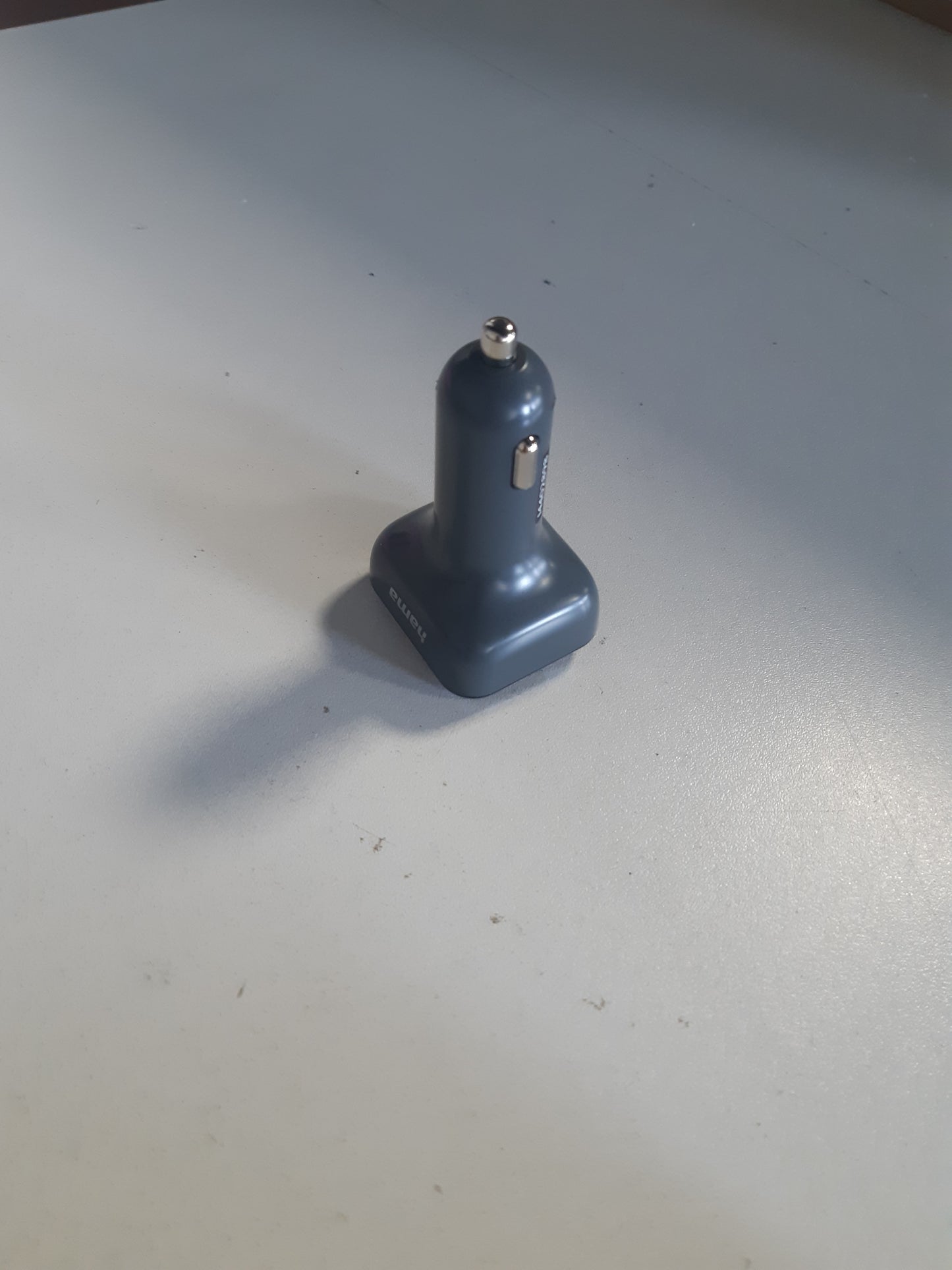 268390 - HAMA - Transmetues FM me Bluetooth, përshtatës Bluetooth për makinë, vend për kartë Micro SD, vend për USB, zbulim pajisjesh për karikimin e tabletave, telefonave inteligjentë
