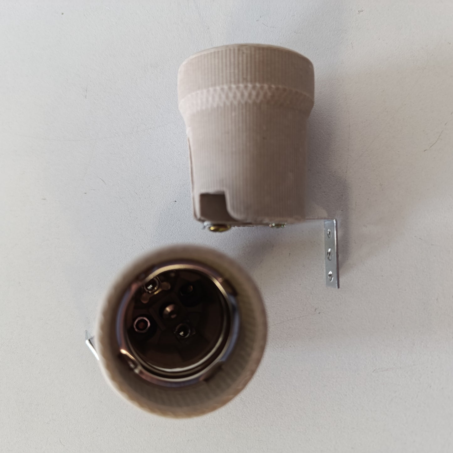 211754 - ISOLATECH Prizë Qeramike gri, 2 Copë, E27 me Mbështetëse Montimi/mbajtëse për Ambientë të Jashtme, Maks. 250V/4A, Për Instalim në Tavan në Shtëpi, Banjo, Kuzhinë, Frigorifer