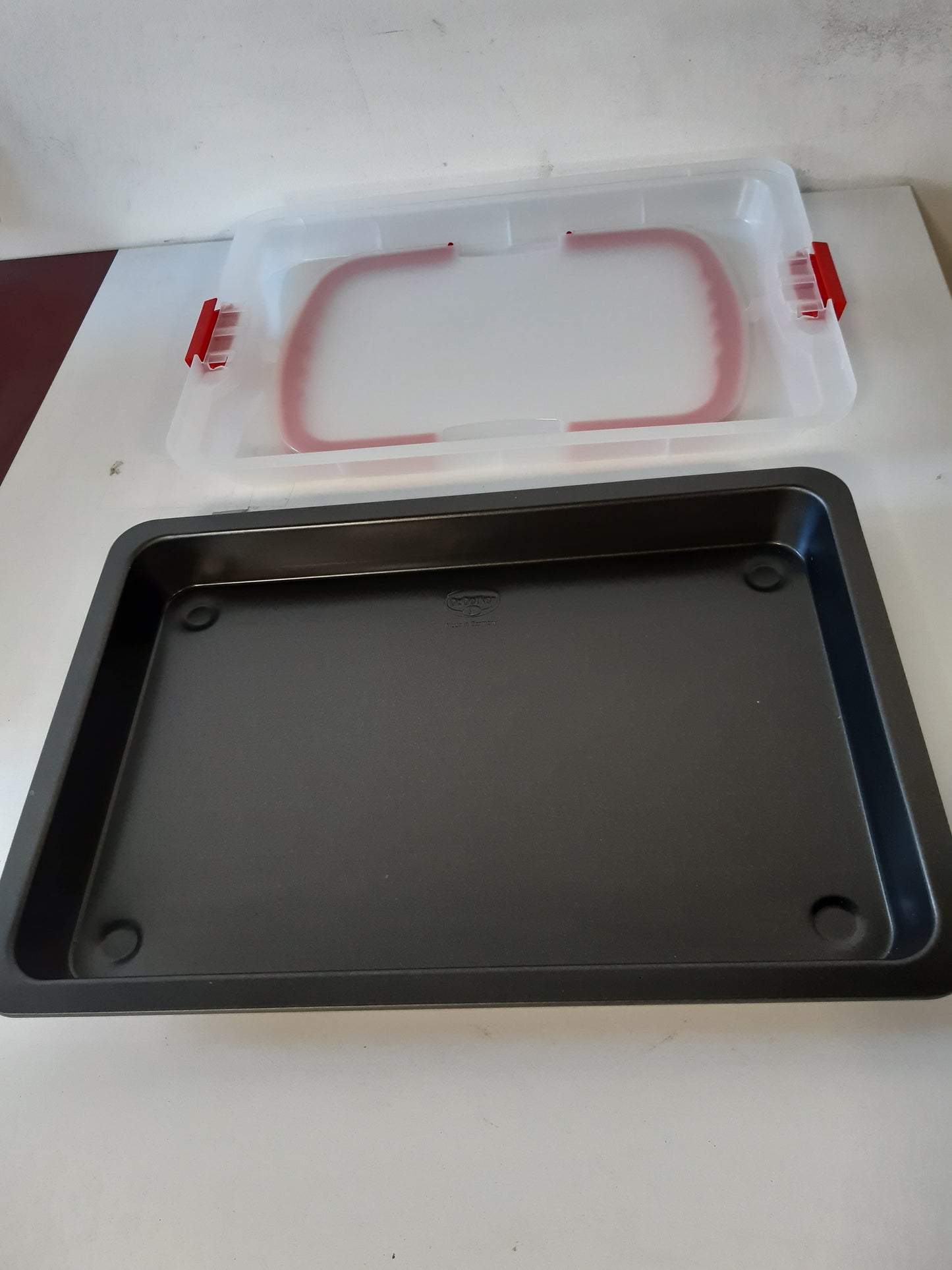 205364 - DR. OETKER Tepsi Pjekjeje me Mbulesë Transporti Bake & Go - 3 në 1: Tepsi Furre për Pjekje, Ruajtje dhe Transportim - Jo-Ngjitëse, Madhësia 42x29x4 cm