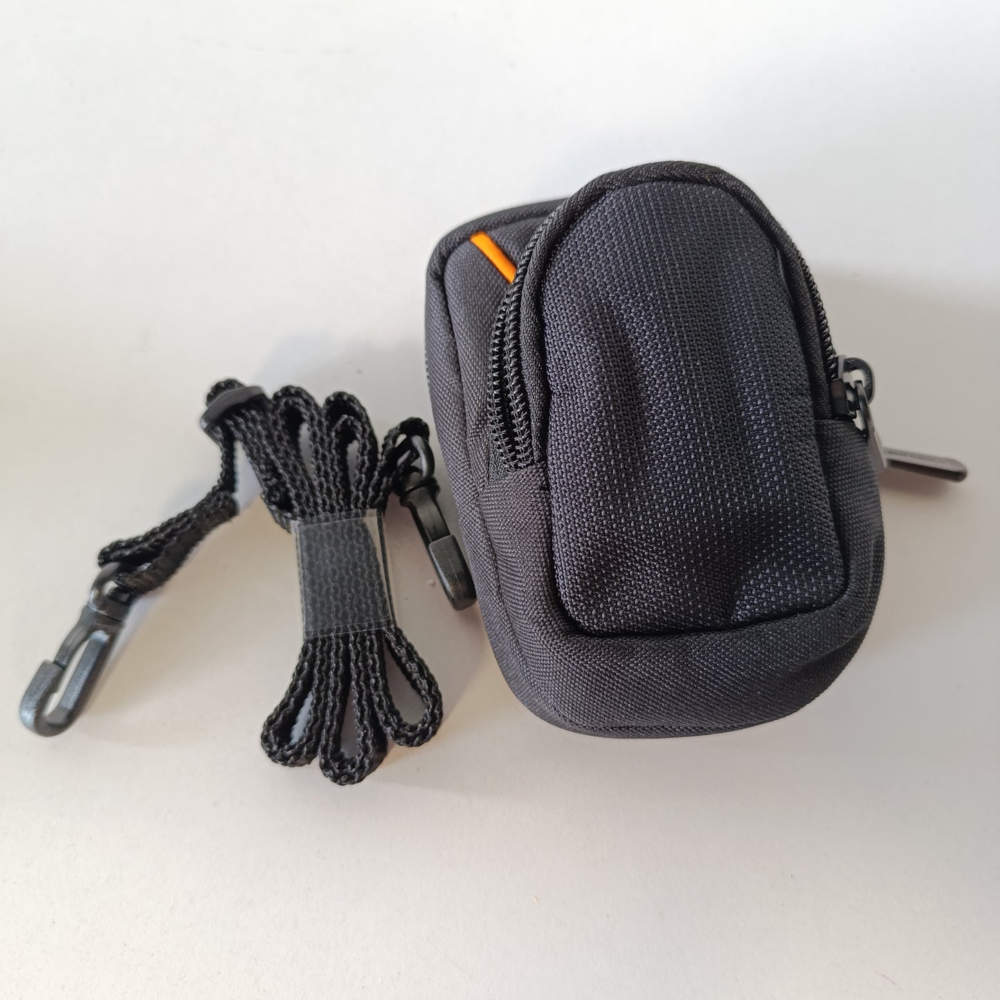 269122 - Amazon Basics Kutia e mesme për aparat fotografik dixhital kompakt, 10.2 x 6.1 x 2.5 cm, e zezë