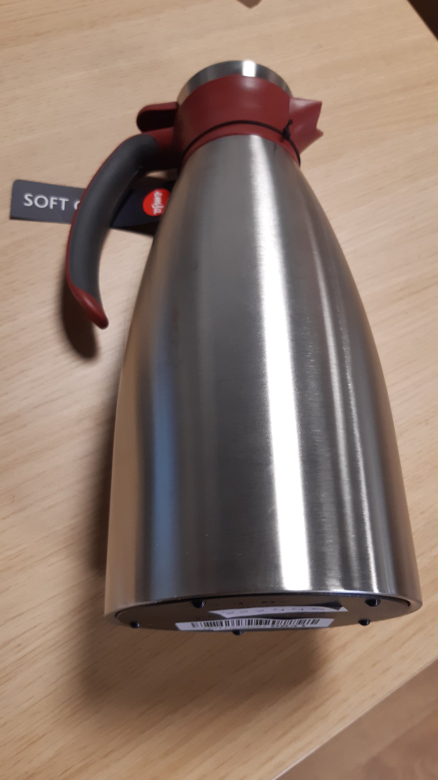 222446 - EMSA - Karafë e izoluar me dorezë të butë, kapacitet 1.5 litra, çelik inox, mban pijet të ngrohta për 12 orë, të ftohta për 24 orë, e papërshkueshme nga rrjedhjet, dorezë jo-rrëshqitëse, ngjyrë e kuqe vere