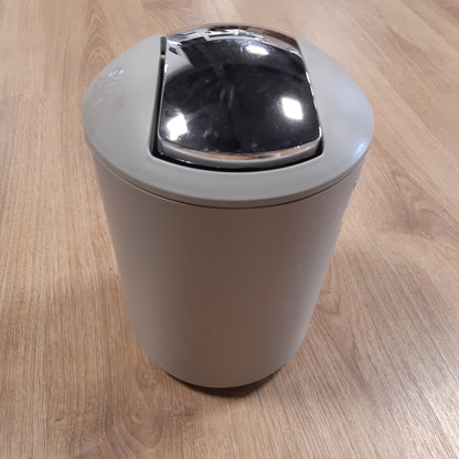 214714 - WENKO Kosh banjoje 6.5 litra me kapak lëkundës, i bërë nga plastikë e pathyeshme