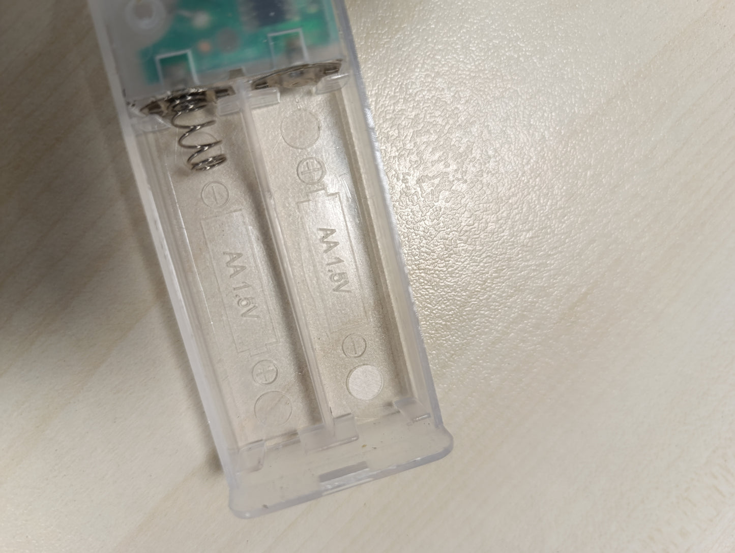 229101 - EMOS Fshat druri LED, i palosshëm, Dekorim druri i bardhë i ngrohtë, Kohëmatës 6/18 orë, Kabllo 30 cm, Funksionon me bateri (2x AA), Jetëgjatësi 10000 orë, Për përdorim të brendshëm, Dru natyral