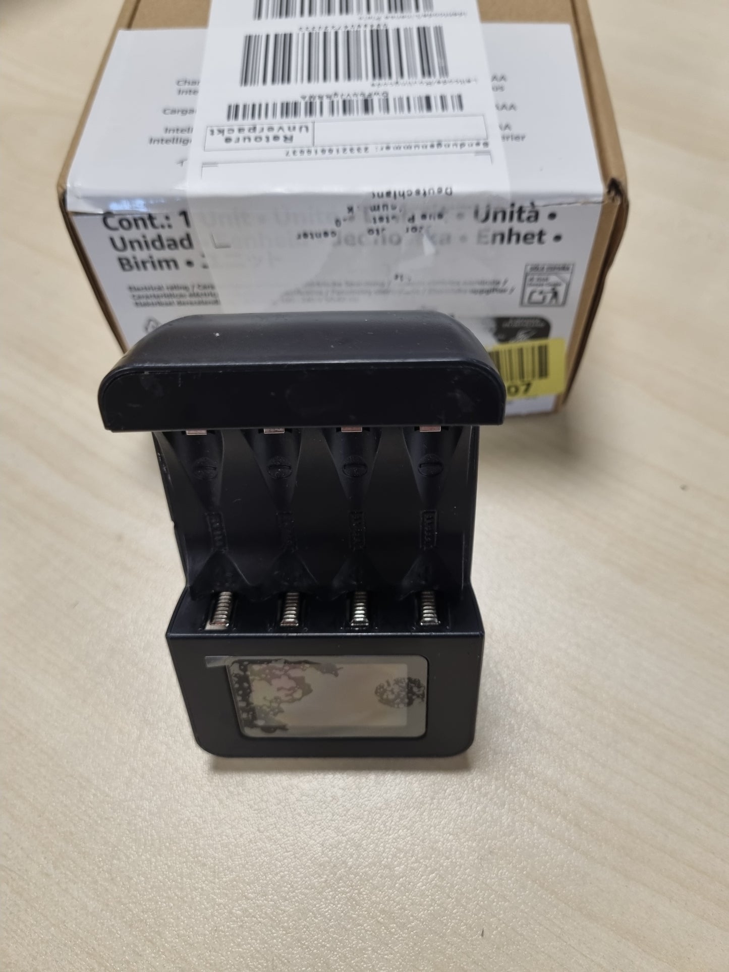 266991 - AMAZON BASICS Karikues baterie dixhital inteligjent për 4 bateri AA/AAA, i zi