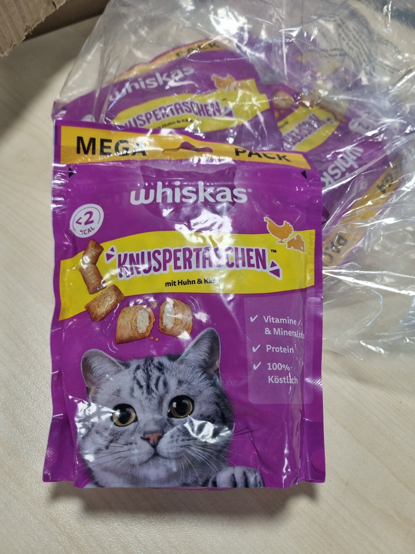 215545 - WHISKAS Crispy Bags Ushqim i lehtë për mace me aromë pule dhe djathi, pako me 4 copë, 4x180g