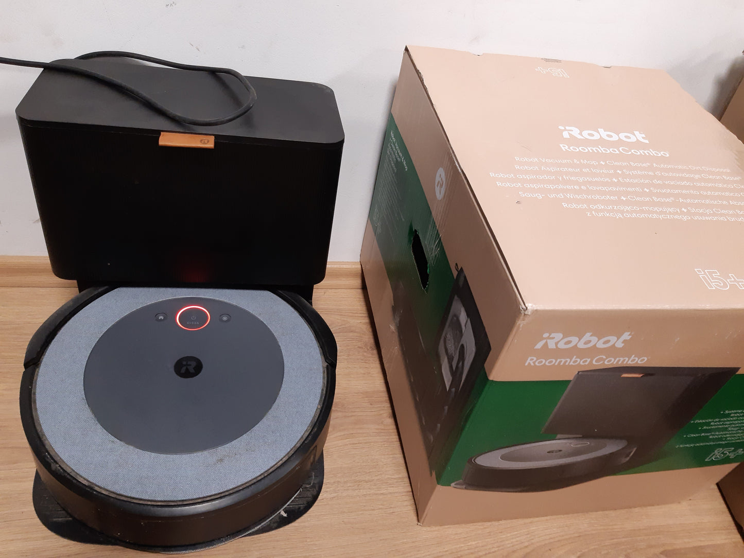 100383 - iROBOT Roomba Combo i5+, Fshesë Robote Dyshemeje dhe Korrenti, me Bazë që Zbrazet Vetë, Hartëzim Inteligjent, Wi-Fi, Zbulues Pengesash, 2 Furça Shumësipërfaqësore, Aplikacion dhe Asistent Zanor