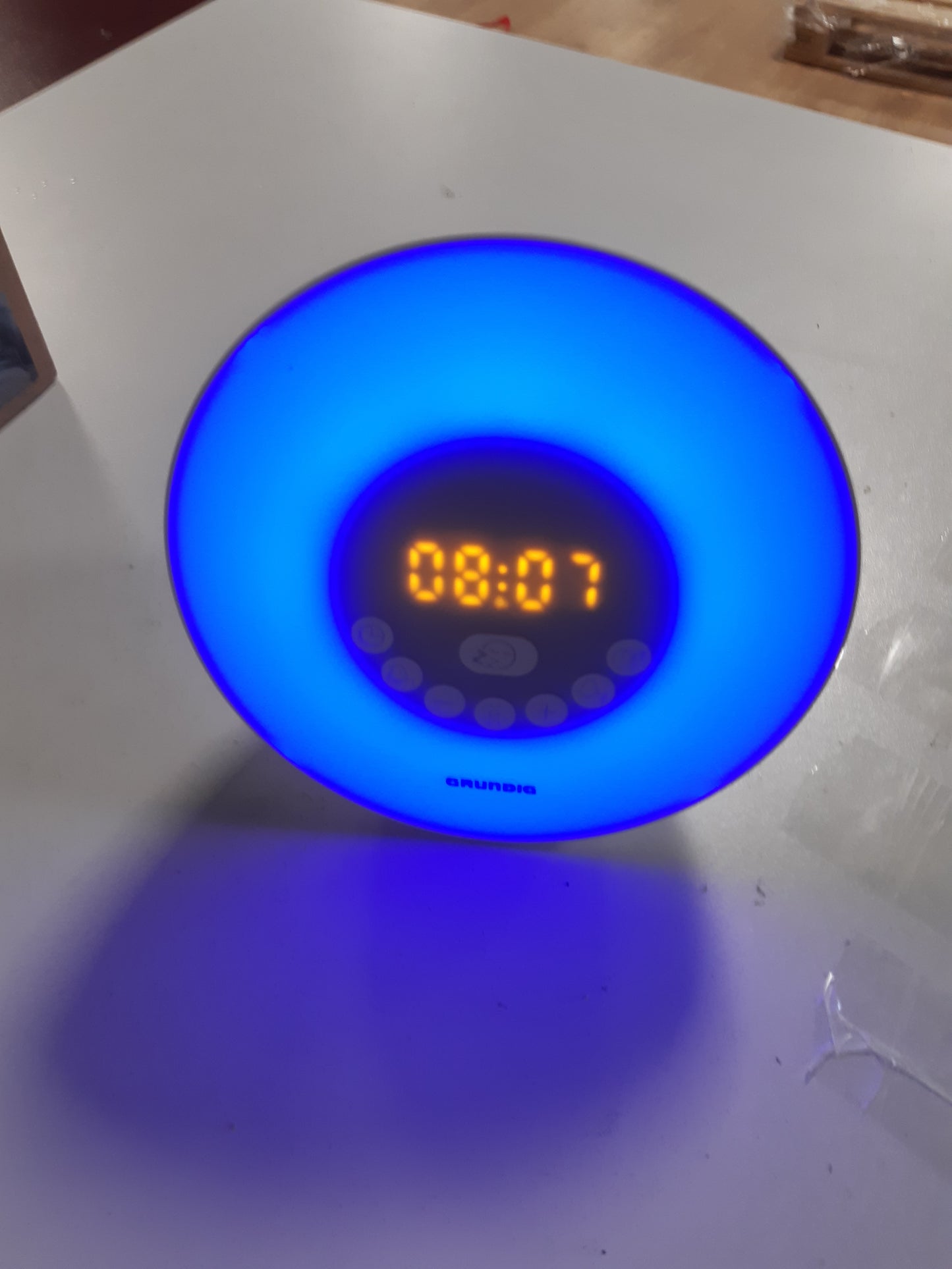 250813 - GRUNDIG Orë alarmi Light me radio FM, 10 tinguj natyrorë, LED me ndryshim ngjyrash, simulim ecjeje sipas shenjës së zodiakut, funksion shtyrjeje dhe kohëmatësi, e bardhë