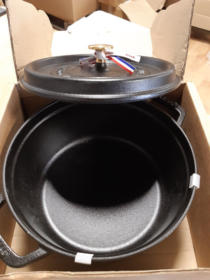 199029 - STAUB Tigan për pjekje prej gize të emaluar me kapak, e përshtatshme për të gjitha sobat (përfshirë induksion), Kapaciteti 3.80 L, Rreth 24 cm, Peshë 5 kg, E Zezë Mat, Për 4 Persona
