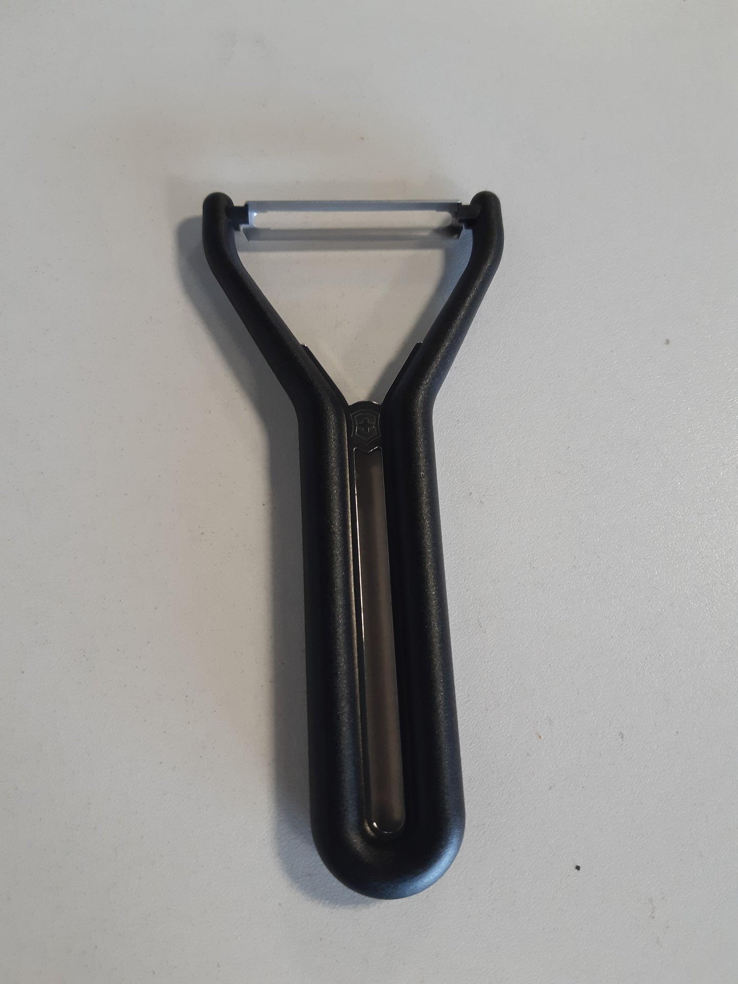 241190 - VICTORINOX - Qëruese Nova-Y për perime dhe fruta, me dy tehe, ekstra e mprehtë, e prodhuar në Zvicër, e zezë