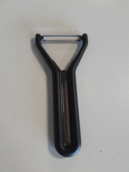 241190 - VICTORINOX - Qëruese Nova-Y për perime dhe fruta, me dy tehe, ekstra e mprehtë, e prodhuar në Zvicër, e zezë