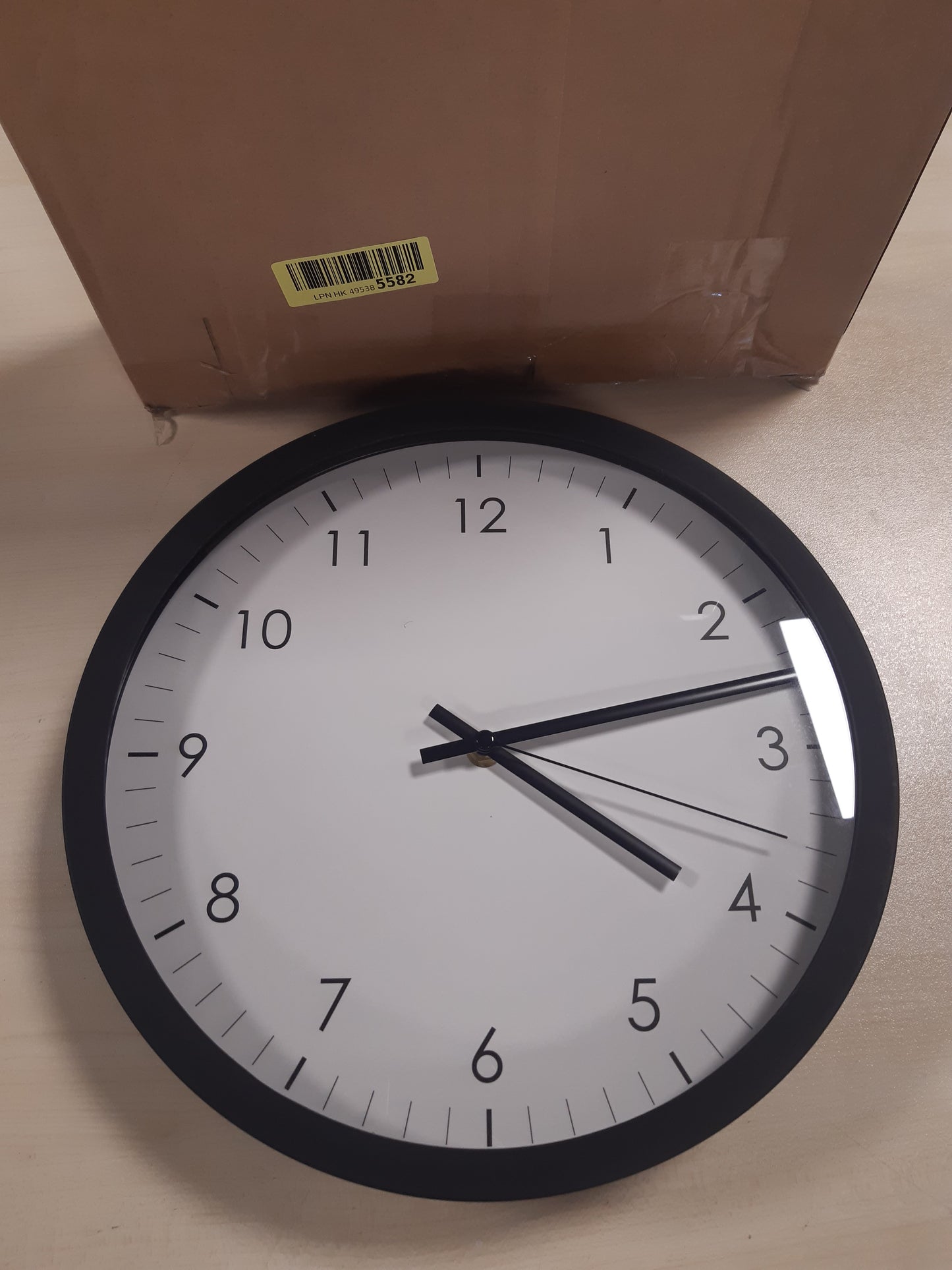 219242 - AMAZON BASICS Orë muri e rrumbullakët me bateri, e heshtur dhe e lehtë për t’u lexuar, 30 cm, e zezë