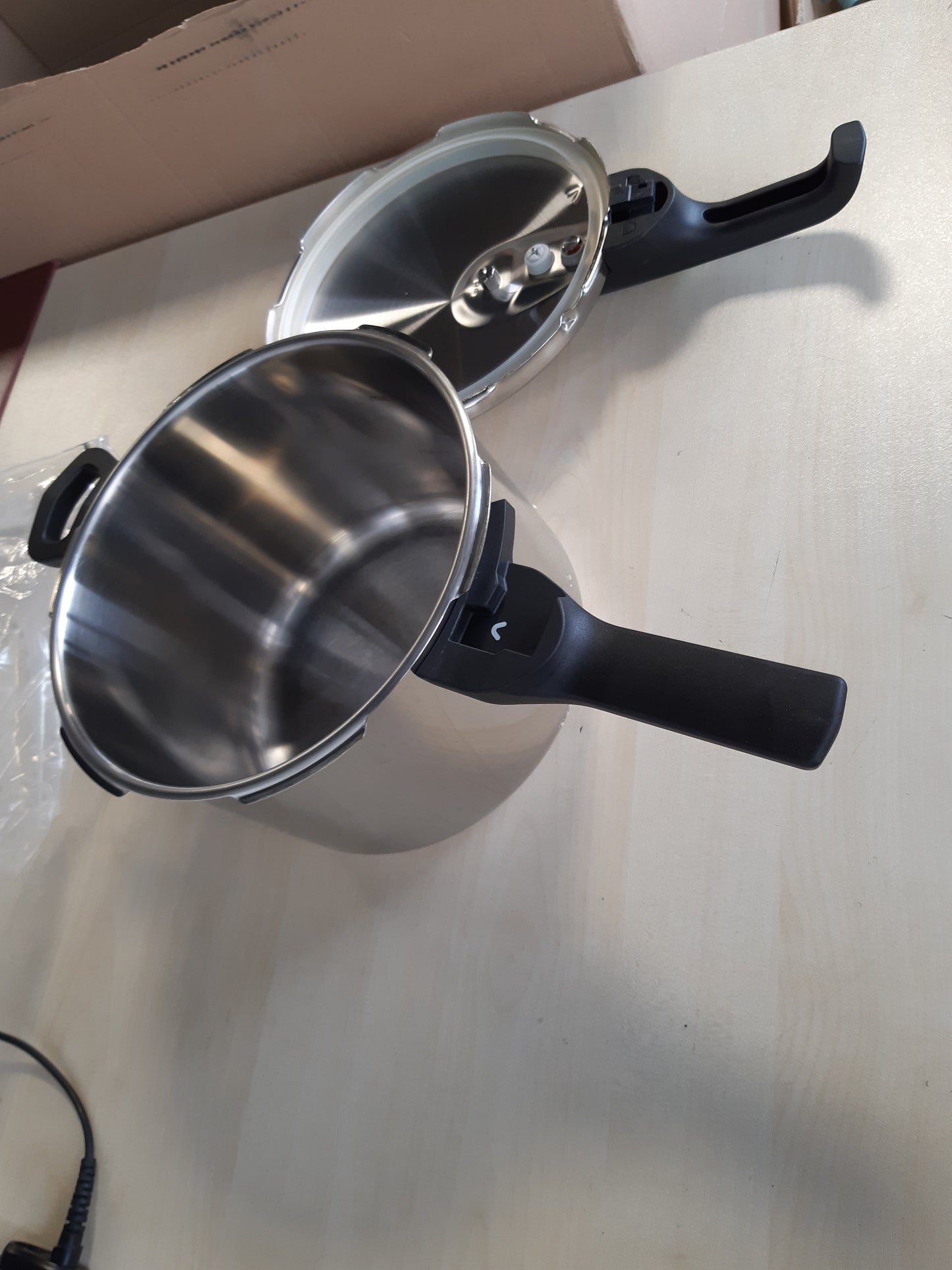 234960 - TEFAL Tenxhere me presion Secure Trendy, 6L, e pajtueshme me induksion, rregullator gatimi 2 faza: 117°C intensiv, 112°C i butë, çelik inox/i zi/jeshil, P2580703
