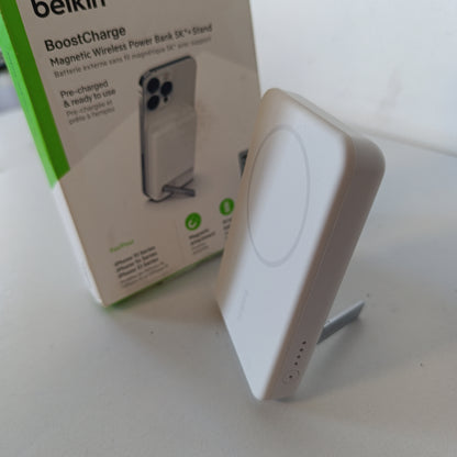 266218 - KARIKUES PA TEL MAGNETIK BELKIN 5000MAH, i pajtueshëm me MagSafe dhe karikim Pass-Through, dalje 7.5W, hyrje 10W, i bardhë