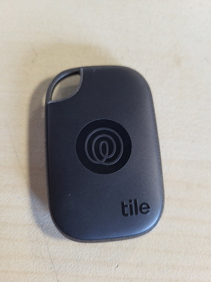 266317 - LIFE360 Pro Tile - Gjurmues i fuqishëm Bluetooth, gjetës çelësash dhe sendesh për çelësa, çanta dhe më shumë. I pajtueshëm me iOS dhe Android. Gjetës telefoni. Paketim me 1 copë (i zi)