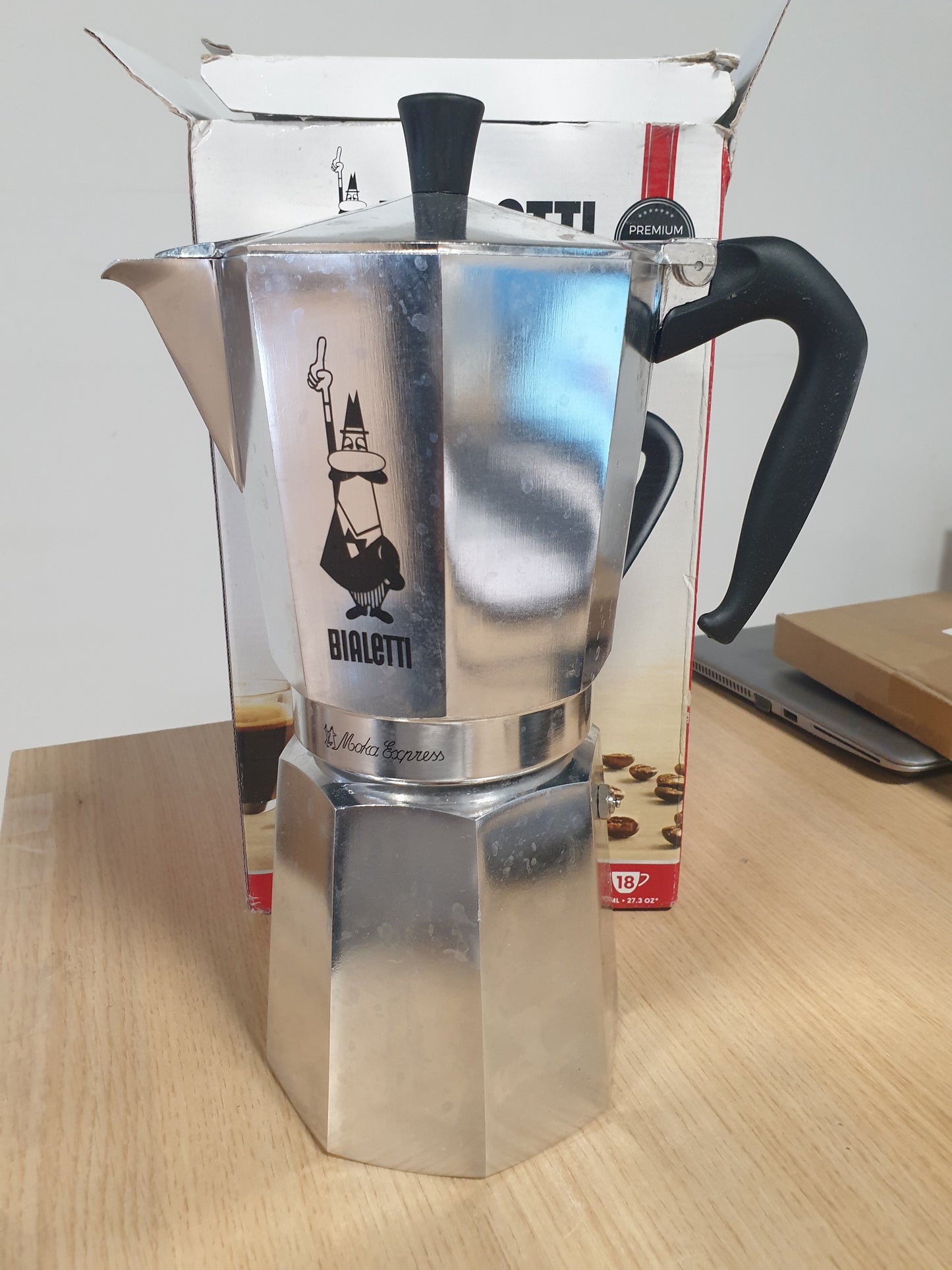 221182 - BIALETTI - Moka Express, Makinë ekspreso për kafe italiane, kapacitet 18 gota (800 ml), alumin, argjend, jo e përshtatshme për soba me induksion