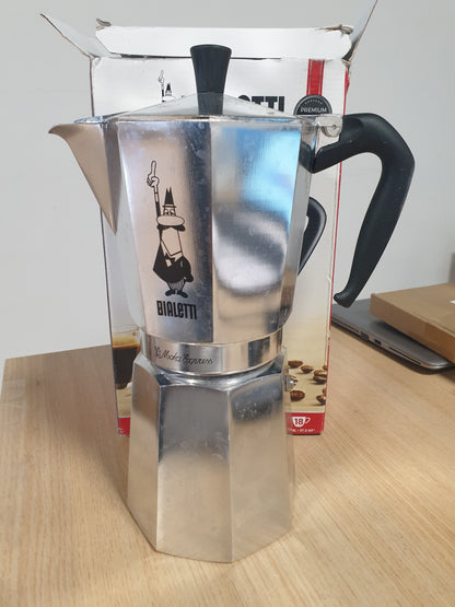 221182 - BIALETTI - Moka Express, Makinë ekspreso për kafe italiane, kapacitet 18 gota (800 ml), alumin, argjend, jo e përshtatshme për soba me induksion