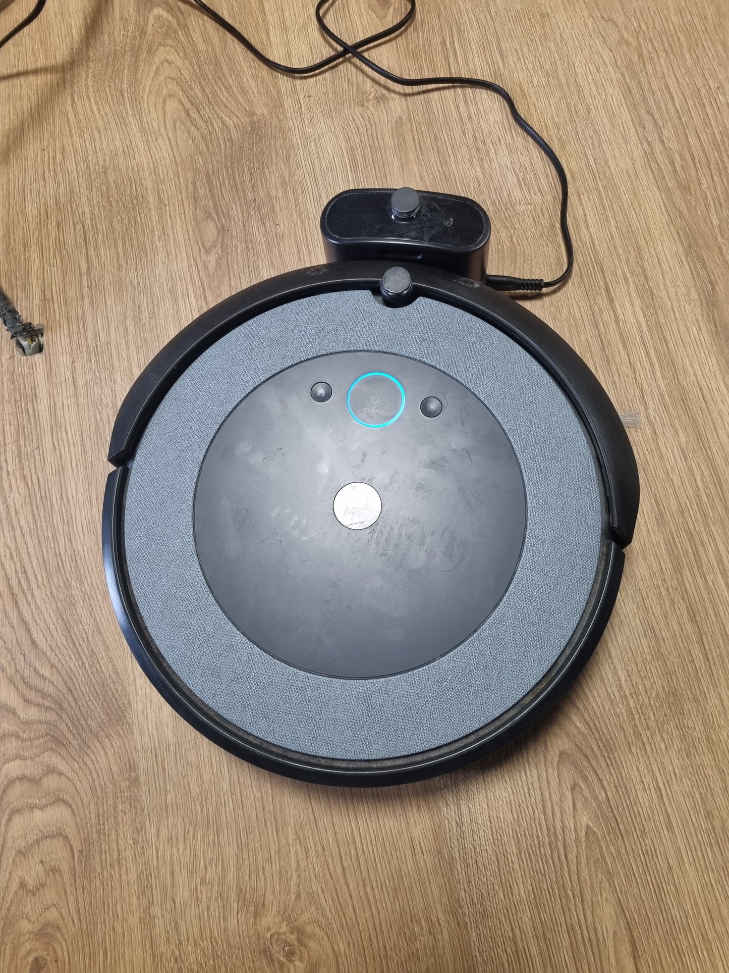 118026 - IROBOT Fshesë Robotike Roomba I3152 me Dy Furça Gome Shumësipërfaqëshe, Teknologji Shtypi, e Lidhur, Kompatibile me Asistentin Zanor, Gri/Blu