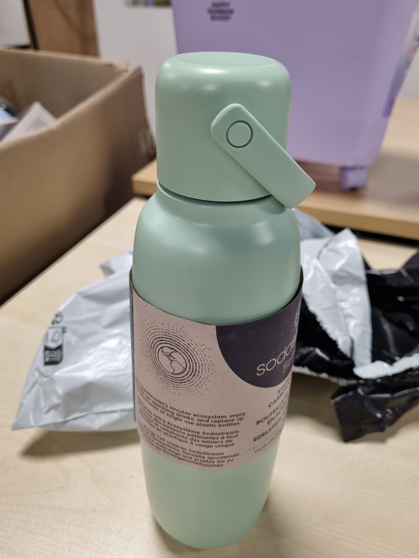 214337 - SODASTREAM Shishe metalike 0.9L Fizz&go COOL me ngjyrë mente, mund të lahet në lavastovilje, mban pijet të nxehta dhe të ftohta deri në 12 orë, pa BPA