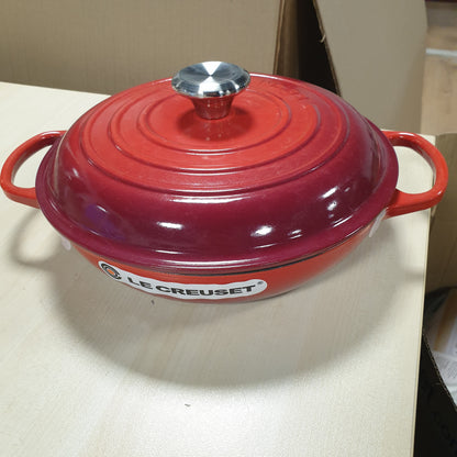 250009 - LE CREUSET | Ena prej gize të emaluar Signature, e rrumbullakët, 26 cm, 2 L, 4.205 kg, ngjyrë qershie, 21180260602430