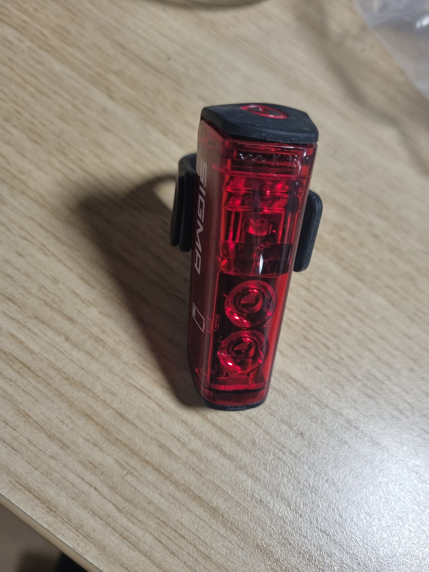 141919 - SIGMA Sport Blaze Flash I – Dritë LED për biçikletë me funksion drite frenimi dhe ndezje pulsuese në pjesën e pasme.