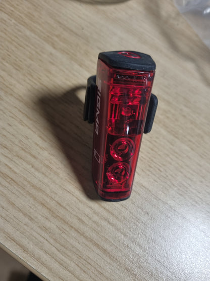 141919 - SIGMA Sport Blaze Flash I – Dritë LED për biçikletë me funksion drite frenimi dhe ndezje pulsuese në pjesën e pasme.