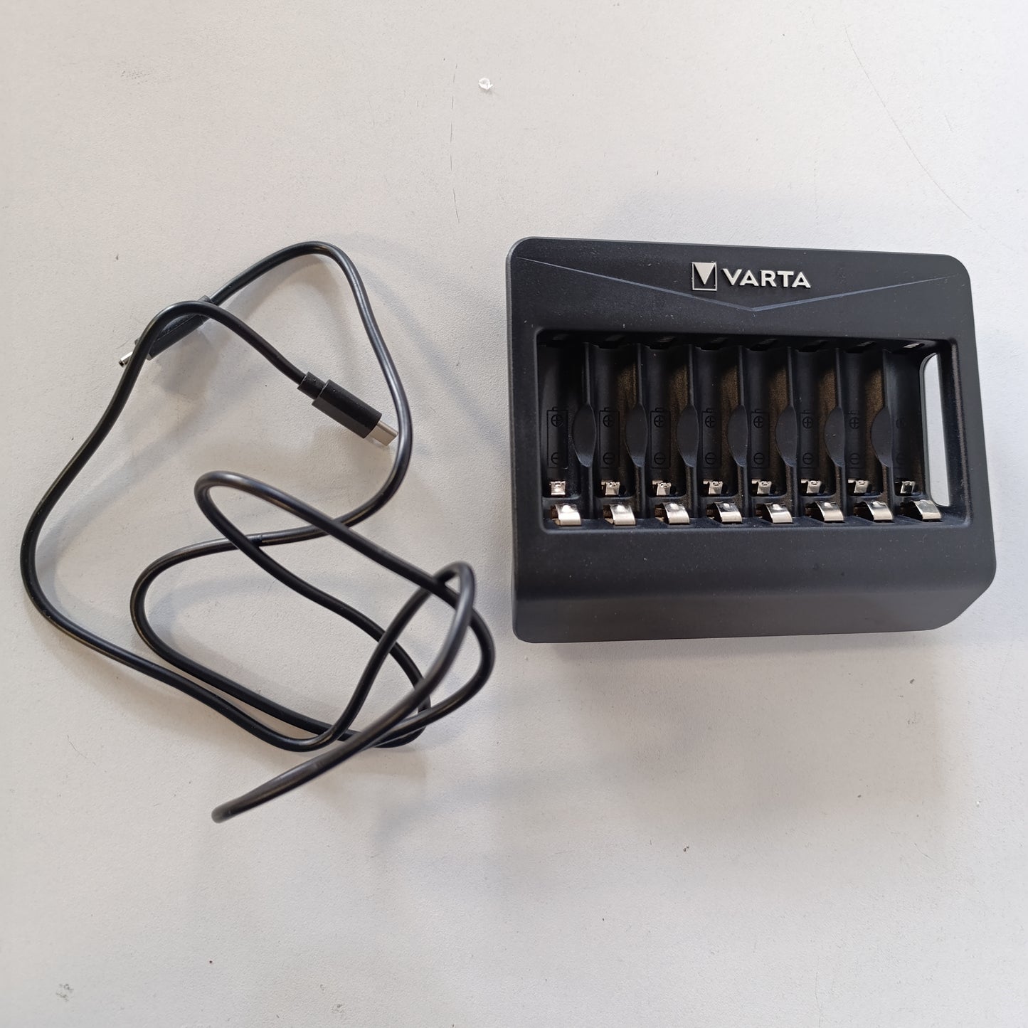 266594 - VARTA Karikues Baterie i Rikarikueshëm për Bateri AA/AAA, deri në 8 Bateri, Karikues i Shumëfishtë LCD+, Vend Karikim Individual