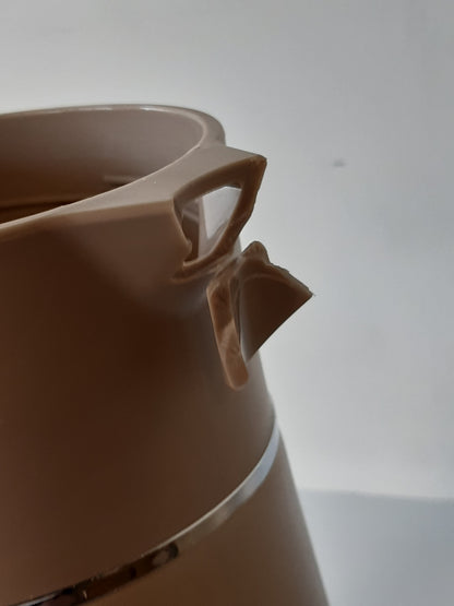 199613 - VETIN Termos 1.5L me Infuzues Çaji, Çelik Inoks 304, Izolim me Vakum dhe Mure të Dyfishta, Enë e Izoluar me Pamje Druri, Përdorim i Gjerë për Pije të Nxehta dhe të Ftohta (Ngjyrë Kaki)