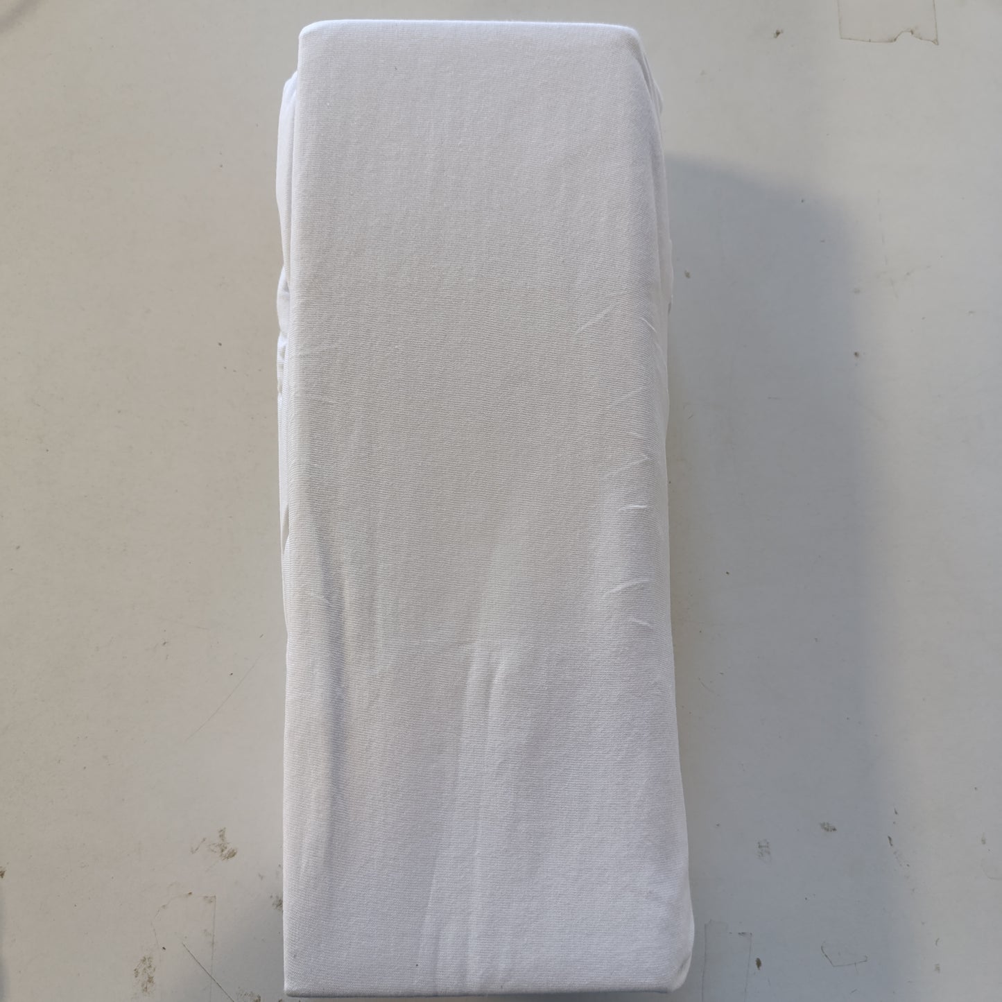 224579 - AMAZON BASICS Çarçaf i montuar prej xhersi, 100% pambuk, 120x200 cm, lartësia e dyshekut deri në 30 cm, i bardhë
