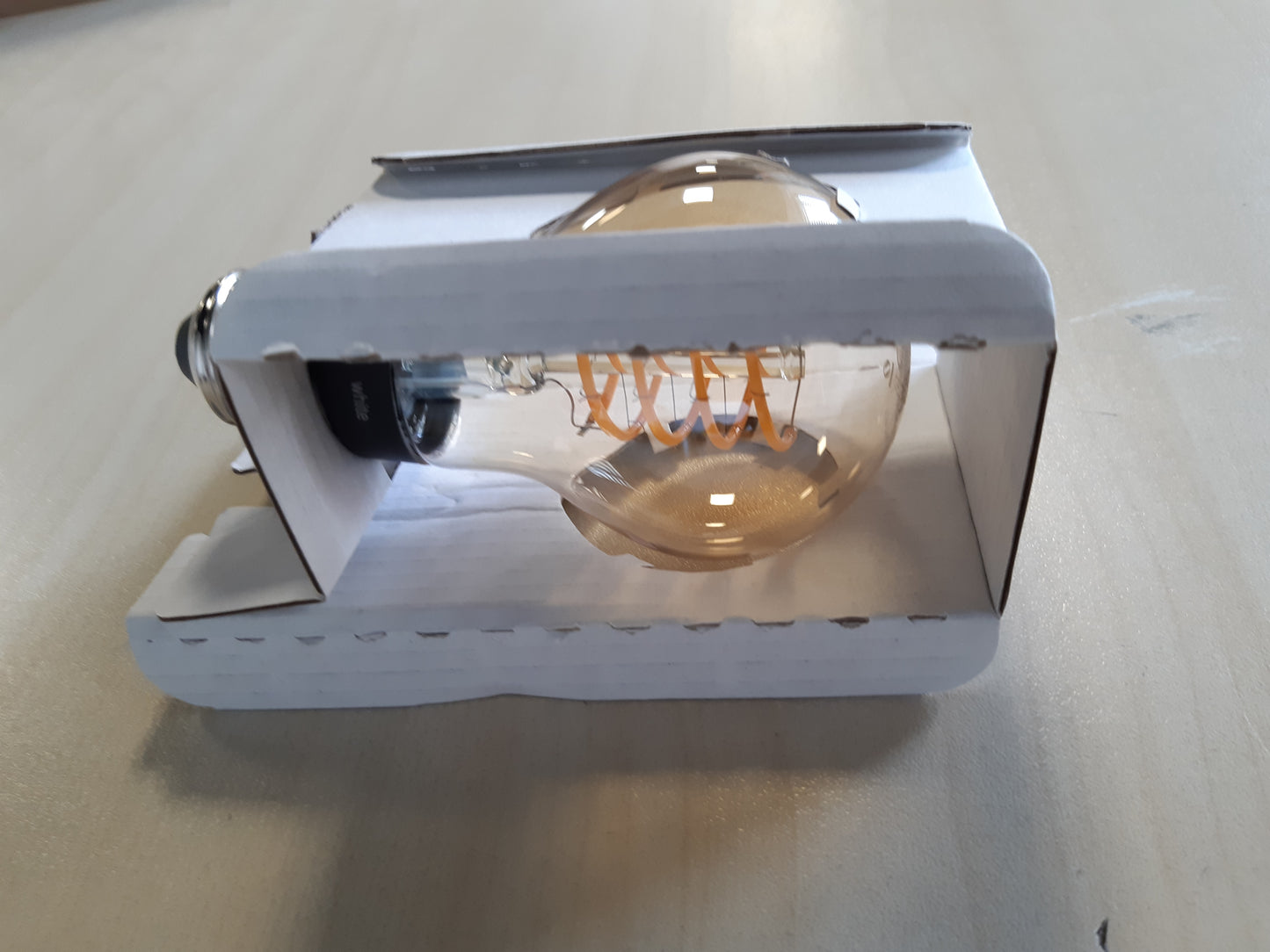 205132 - PHILIPS Hue Llambë LED e Bardhë me Filament E27, 550 lm, e Përshtatshme për Sistemin e Ndriçimit Hue, Kontroll Inteligjent përmes Zërit dhe Aplikacionit, Dritë e Bardhë e Ngrohtë, 1 Pako