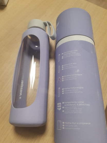 257322 - WESSPER Shishe Uji 500ml, Shishe Motivuese me Shkallë Hidratimi, Qelqi Borosilikati me Mbështjellëse Silikoni, Material pa BPA, Vjollcë