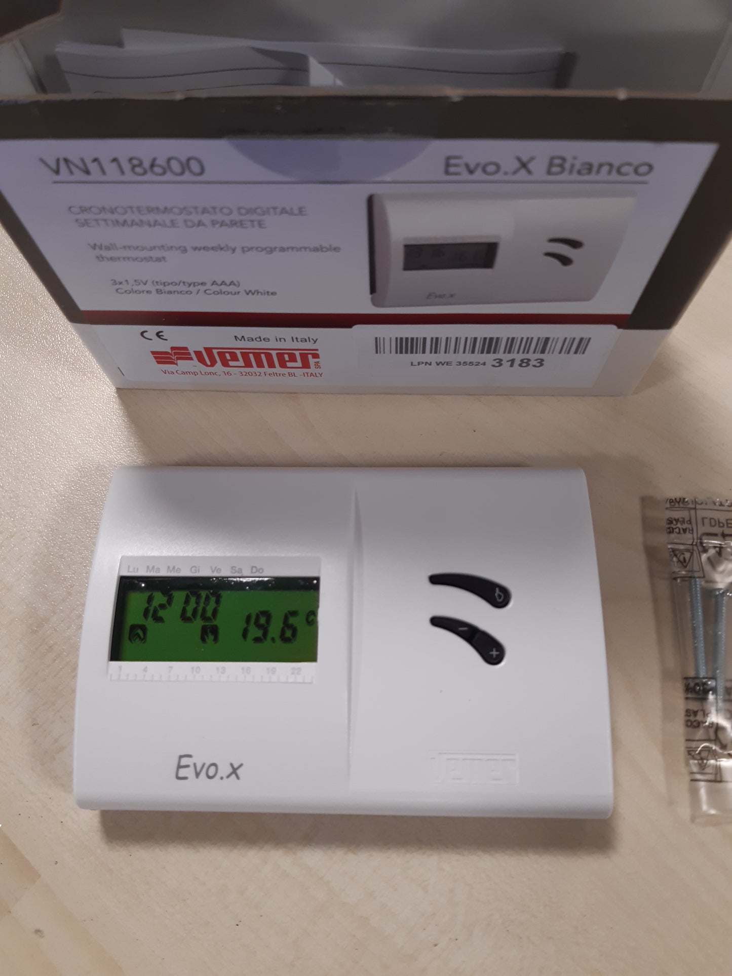 187211 - VEMER - Kronotermostat Dixhital EVO.X VN118600, i Montuar në Mur, Termostat Bojleri me Bateri, Programim Javor, Ngjyrë e Bardhë