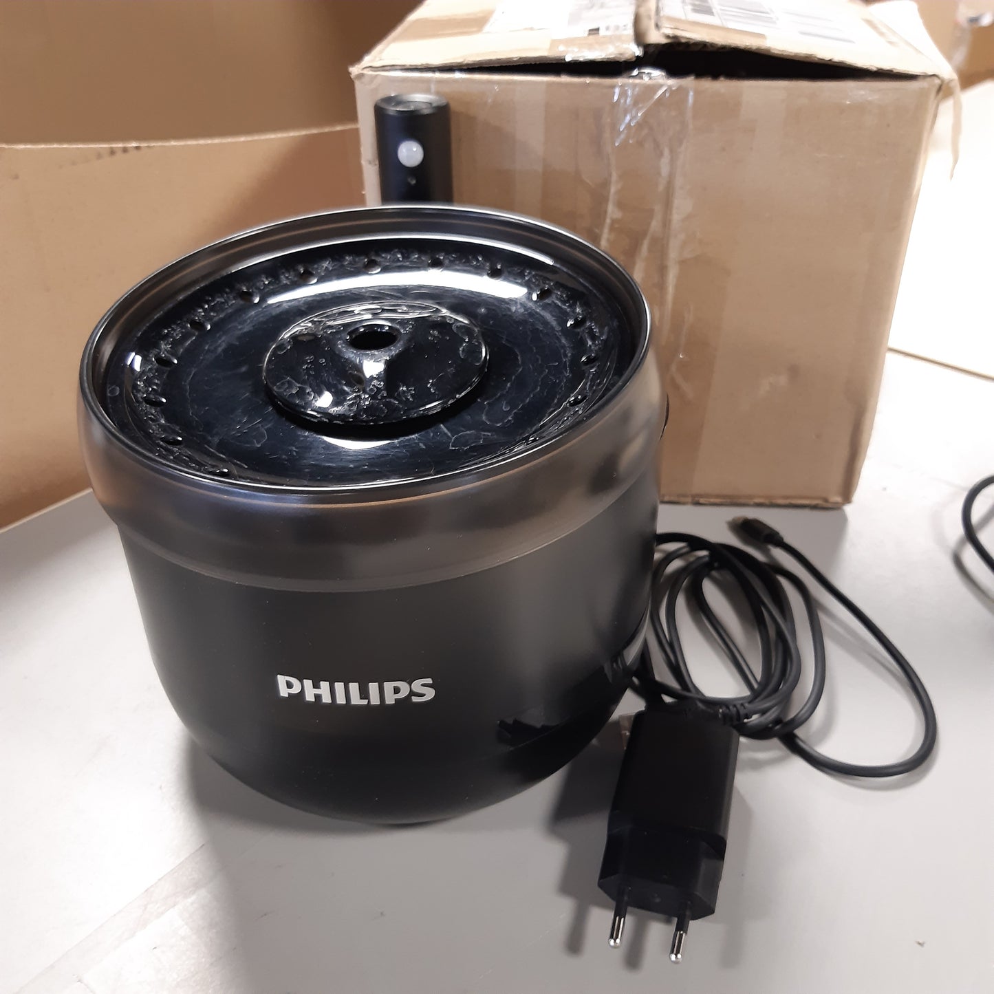 260477 - PHILIPS Shatërvan për Pije - Kapacitet 2.2L, Filtrim me shumë shtresa, Sensor lëvizjeje, Pompë e heshtur, Enë që nuk derdhet, Rezistent ndaj gërvishtjeve, Pastrim i lehtë, Bazë e qëndrueshme (PAW3210/02)
