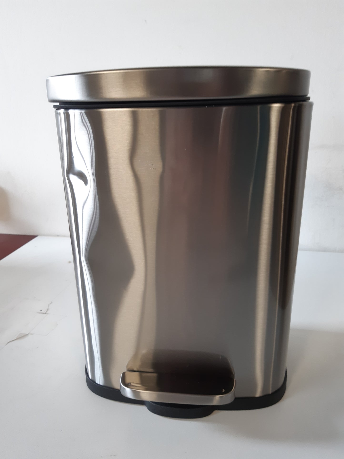 251899 - Amazon Basics Kosh Mbeturinash Mini, drejtkëndor, 5L, çelik inox i lëmuar, me pedal këmbësh, 18.5cm x 21.6cm x 29.9cm