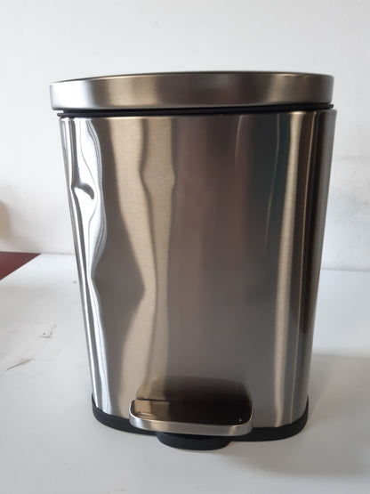 251899 - Amazon Basics Kosh Mbeturinash Mini, drejtkëndor, 5L, çelik inox i lëmuar, me pedal këmbësh, 18.5cm x 21.6cm x 29.9cm