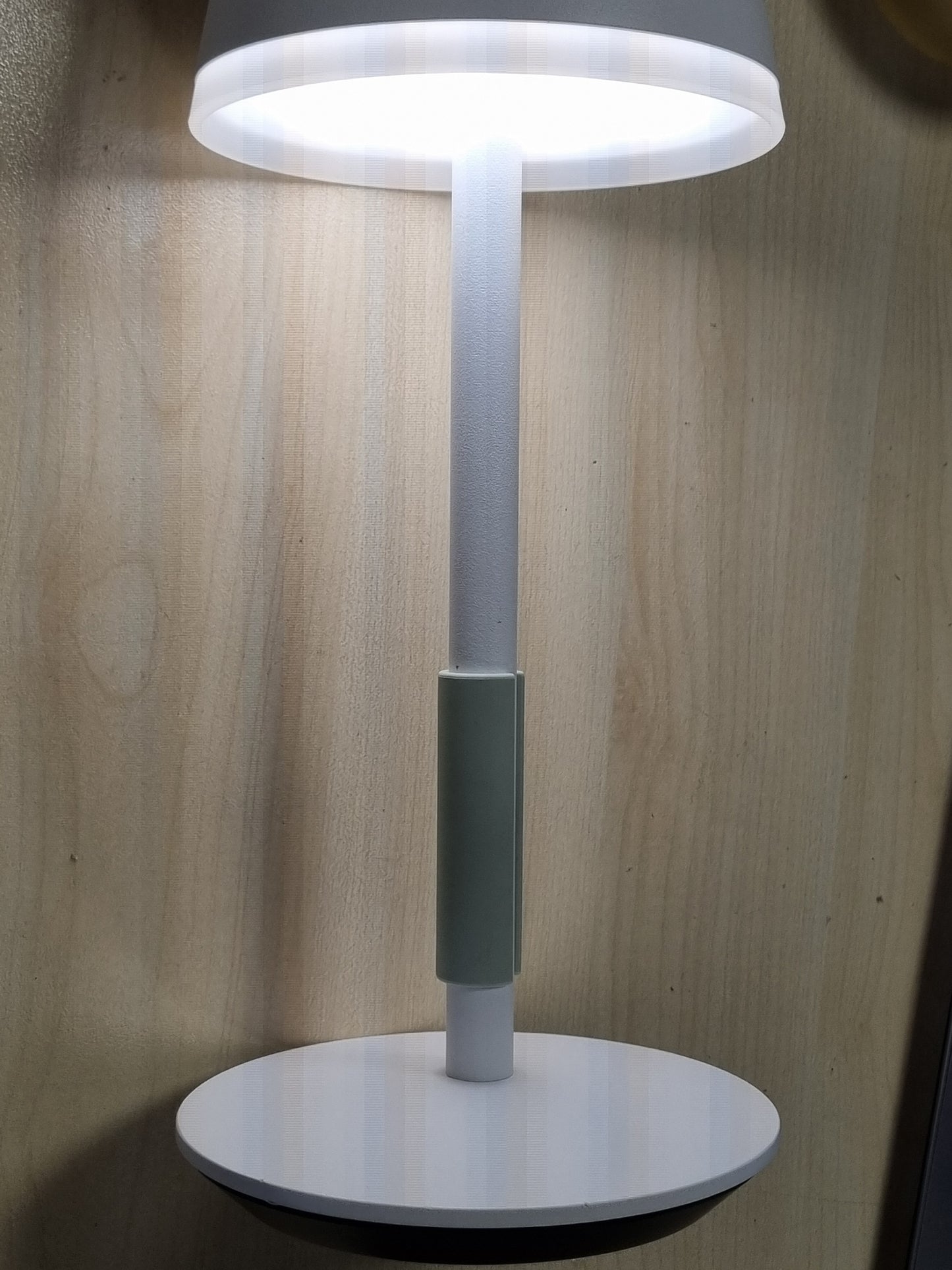 213062 - PHILIPS Llambë Tavoline Portative Hue White & Color Ambiance Go (530 lm), llambë LED e zbehtë për sistemin Hue me 16 milion ngjyra