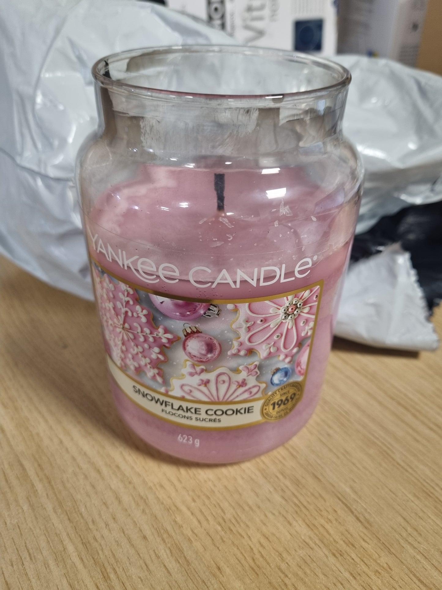 214209 - YANKEE CANDLE Qiri aromatik në një kavanoz qelqi (i madh) | Biskota Snowflake | Koha e djegies deri në 150 orë