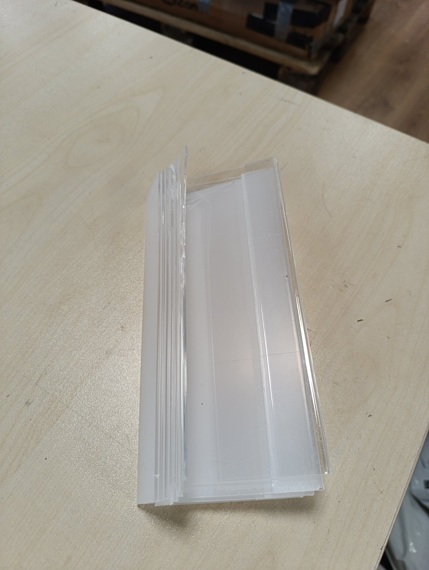 215747 - BENECREAT Pllaka Emri Akrilike për Tavolina me Fletë Mbrojtëse, Mbajtëse Tabelash Transparente në Formë L 35x216x74 mm