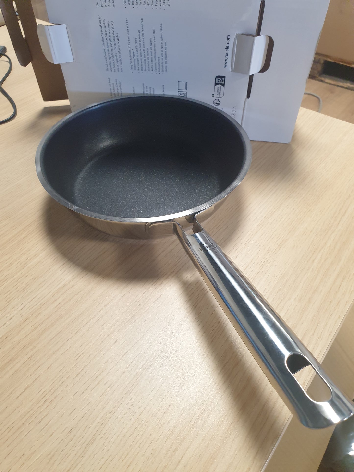222550 - RÖSLE ELEGANCE Tigan universal 20 cm, çelik inox 18/10, me shtresë jo-ngjitëse ProPlex, i përshtatshëm për soba me induksion, i sigurt për lavastovilje, argjend/i zi, dimensionet 40 x 22 x 6 cm