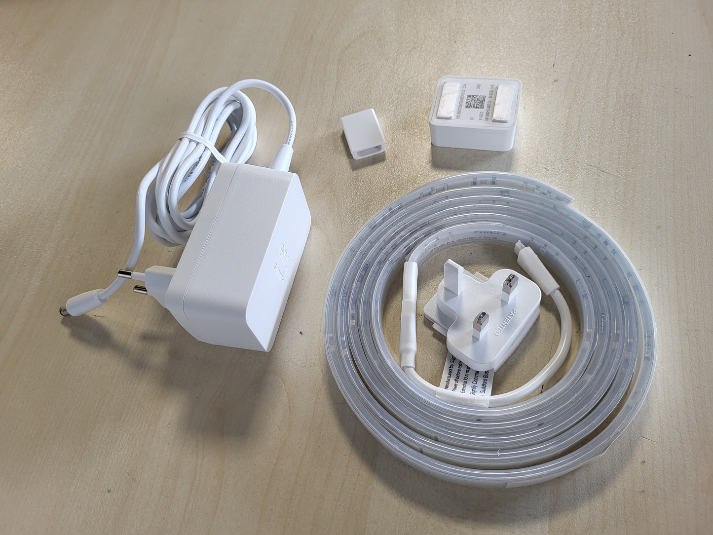 213169 - PHILIPS Hue White & Color Ambiance Lightstrip Plus Base Set V4 (2 m), shirit LED i errësueshëm për sistemin Hue me 16 milion ngjyra, kontroll inteligjent i dritës