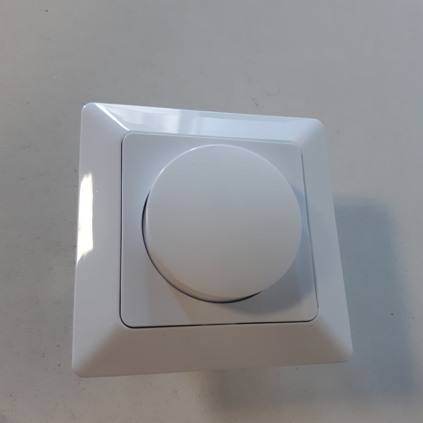 257123 - EMOS Ndërprerës ndriçimi LED me çelës rrotullues - për llamba LED të errësueshme, 230 V~, 50 Hz, 7-150 W/VA - i bardhë (me shkëlqim)
