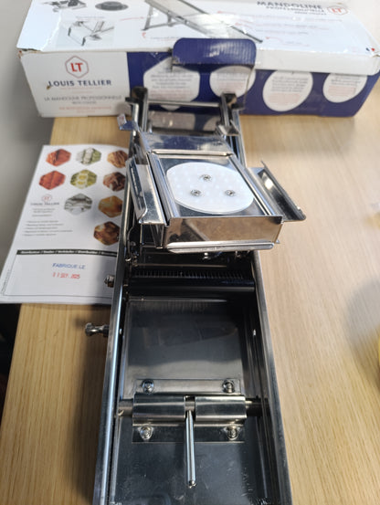 226014 - LOUIS TELLER Mandolinë çeliku inox me karrocë rrëshqitëse, trashësi prerjeje e rregullueshme 3-10 mm, 25 x 12 x 7 cm, ideale për perime, fruta dhe djathë