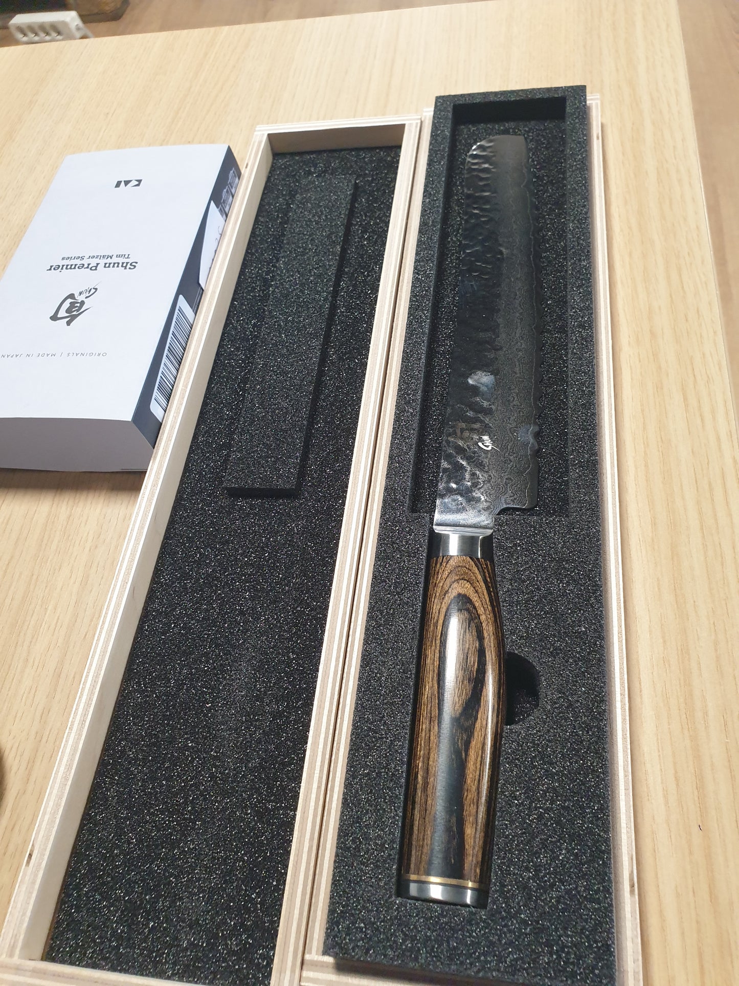 260025 - KAI Shun Premier Tim Mälzer Thikë Japoneze për Bukë, Gjatësi Tehu 23 cm, VG-MAX Core 61 HRC, 32 Shtresa Çelik Damasku, Dorezë Pakkawood, Prodhuar në Japoni
